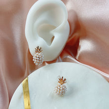 Load image into Gallery viewer, Pearl pineapple earrings