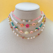 Load image into Gallery viewer, Smiley face pearl necklace