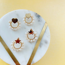 Load image into Gallery viewer, Gold mini hoop pearl hearts earrings