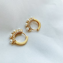 Load image into Gallery viewer, Mini hoop sterling silver Style Dragon Tail Shape Keel With Pearl