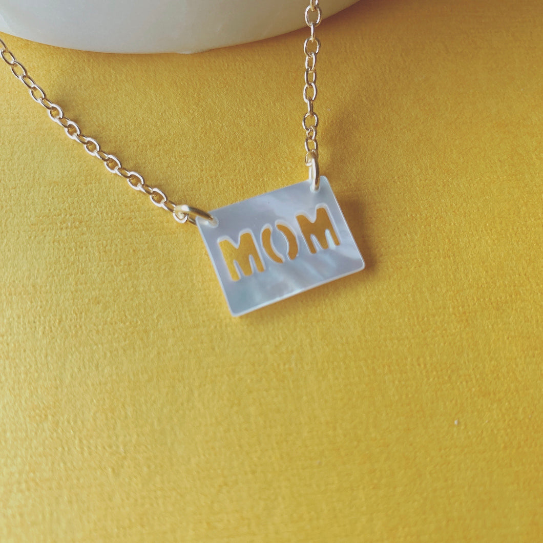 MOM pendant  shell necklace