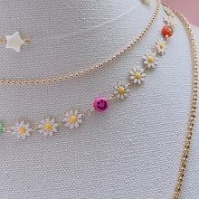 Load image into Gallery viewer, Smiley &amp; daisy flower chokerlength necklace