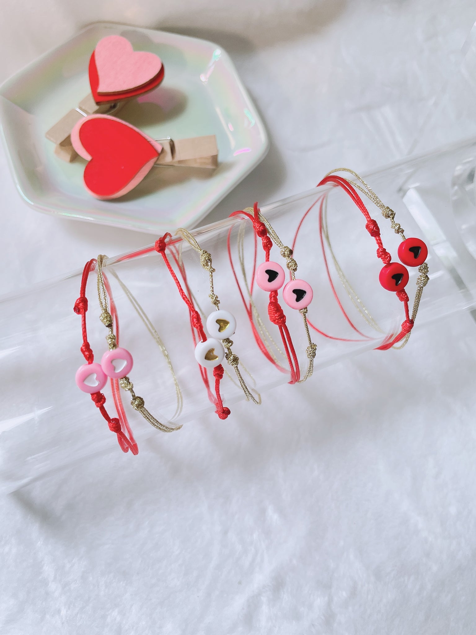 Beaded red string heart bracelet – Cheleaccesorios