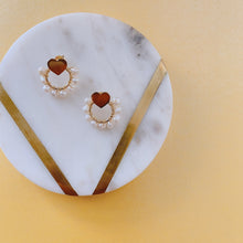 Load image into Gallery viewer, Gold mini hoop pearl hearts earrings
