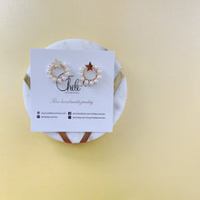 Load image into Gallery viewer, Gold mini hoop pearl hearts earrings